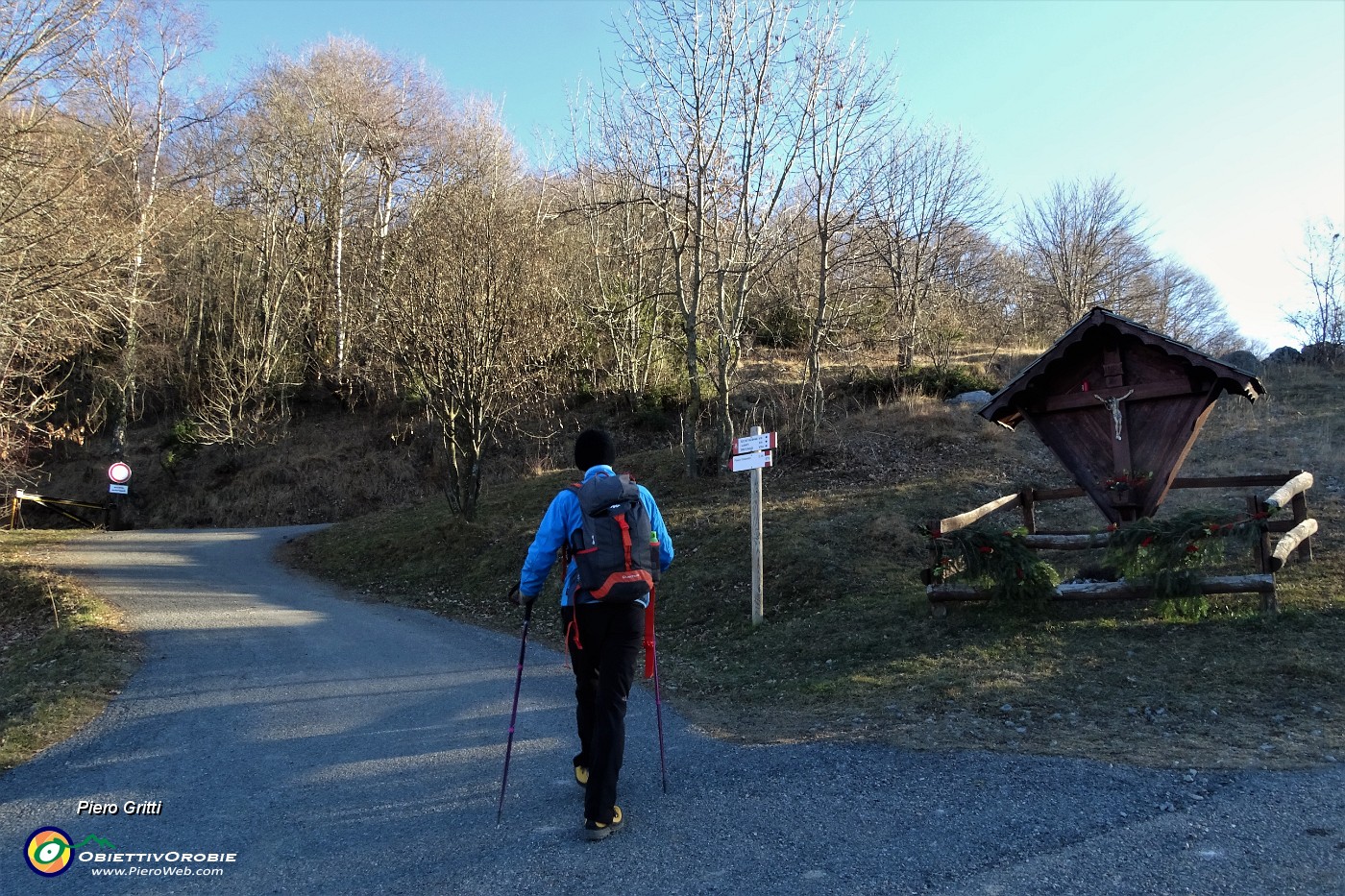 16 Inizio dell'anello, saliamo per la stradetta di sx (sent. 579), rientreremo dalla stradetta di dx (sent. 579A).JPG